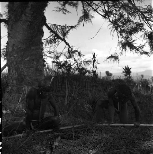 Yegé Asuk shaping his spear