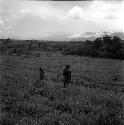 Men running along the Warabara