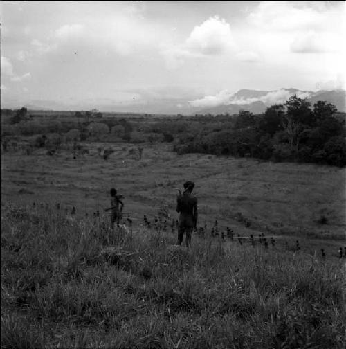 Men running along the Warabara