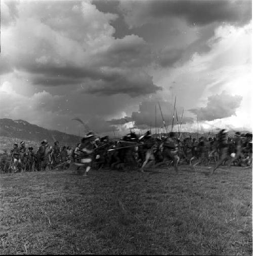 Men and women running in a counter clockwise direction on the Liberek