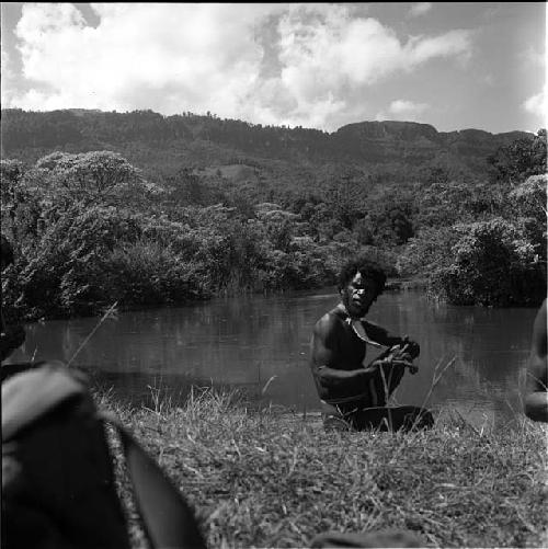 Husuk knitting a Nyeraken aré