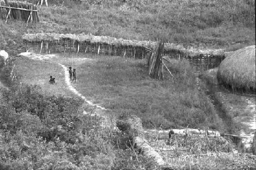 Wuperainma sili (village) with some children in it