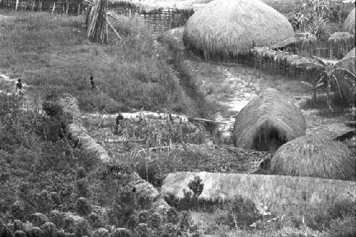 Wuperainma sili (village) with some children in it