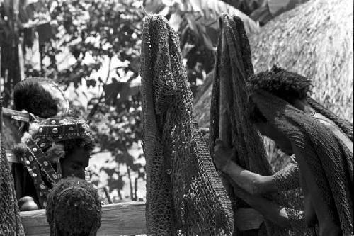 Closer shot of women mourning around the pia