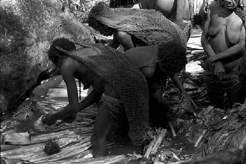 Women working at the salt well