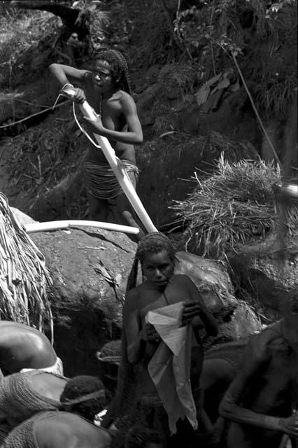 Women working in the salt well