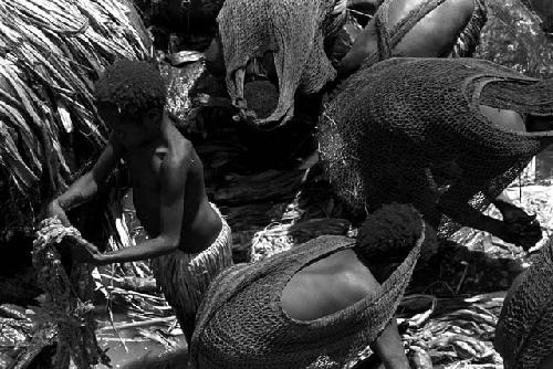 Women and children working at the salt well