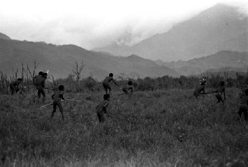 Action at the front between the Willihiman-Wallalua and the enemy Wittaia -- warriors crouched in battle