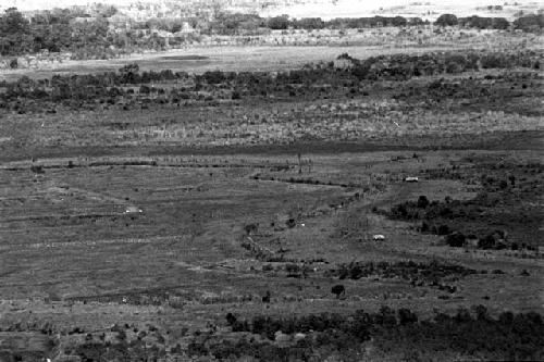 Men gathered on the Tokolik just as a battle is beginning; kaio in center of frame, on the Willihiman-Wallalua side