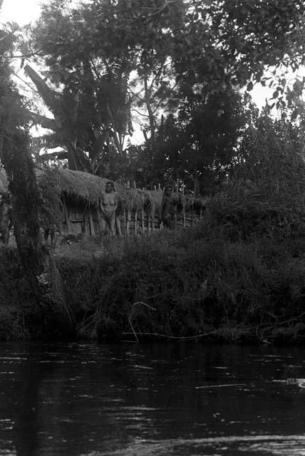 Women in a Wittaia village along the Aikhé River