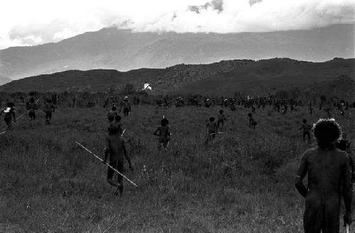 Action between opposings sides during a battle on the Tokolik; at the battle front, Wittaia visible in the middle ground