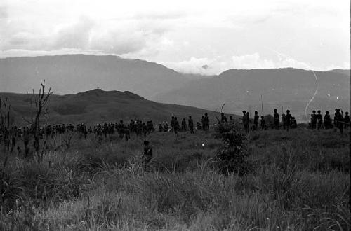 A large line of warriors on the Tokolik; hills beyond