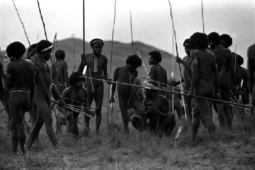 Men coming back from the battle front with their weapons; gathering