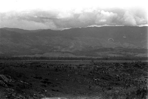 Distant shot of battle on the Warabara; hills beyond