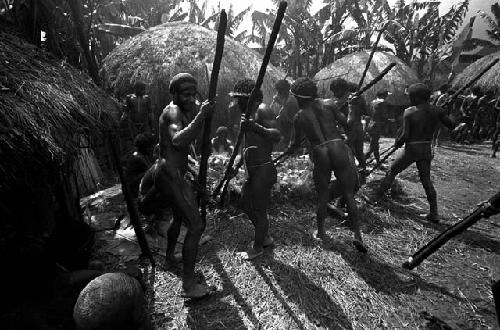 Men lifting stones from a fire, to be put into the haksé
