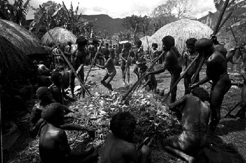 Men lifting stones from a fire, to be put into the haksé