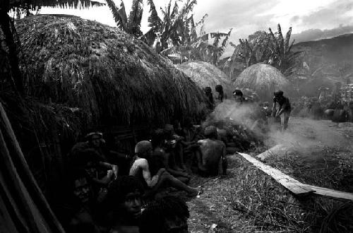 Men sit around the steaming haksé