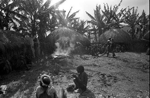 Men begin to open the haksé