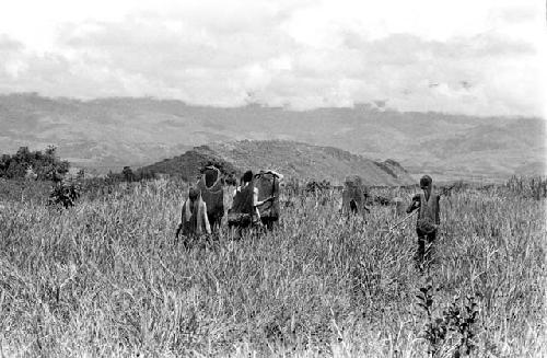 Women on their way to Ekiarotmilek's funeral near the Mapiliama sien