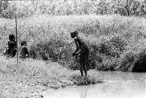 Women putting on clay near Kibit Silimo