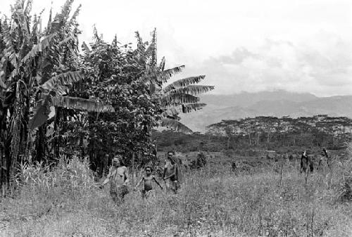 Women approaching Kibit Silimo sili