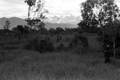 Men going towards the Kossi Alua