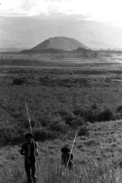 Men returning home from their kaios; the Siobara is visible in the distance