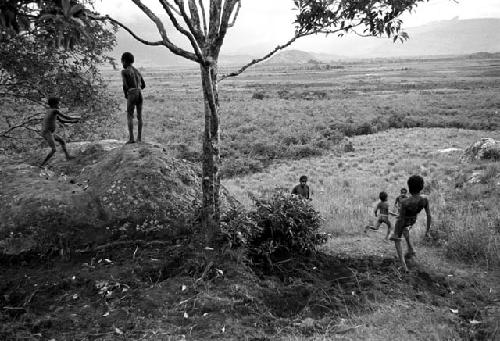 Children playing on the Anelerak