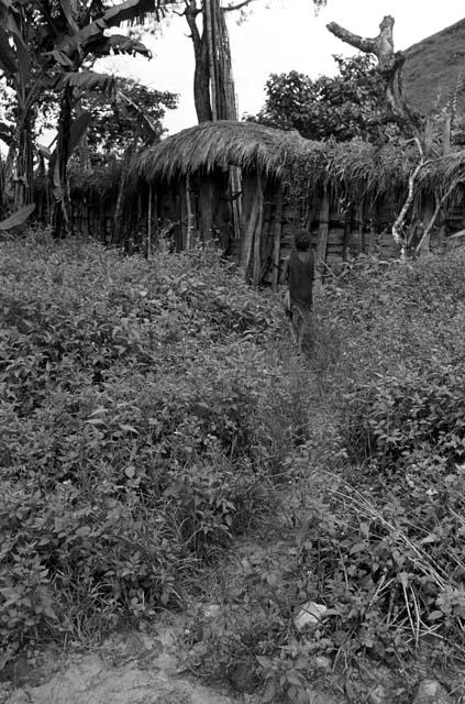 Children outside a sili near Abukulmo