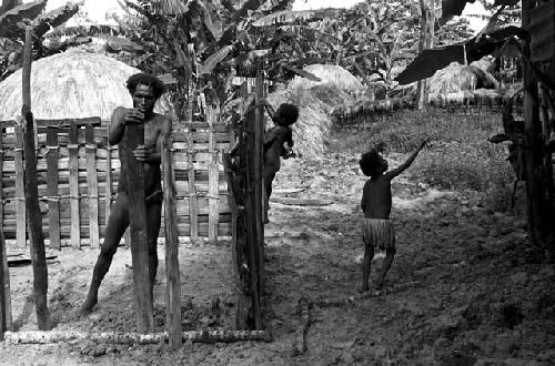 Nameliké and her father  Asikanilep who is making a new hunu in Abukulmo