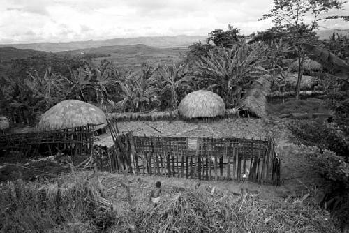 Asikanilep works on a new hunu in Abukulmo, Nameliké in foreground