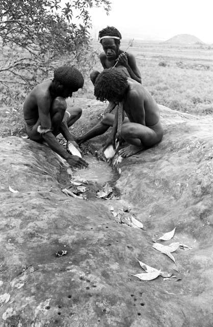 Tekman Biok and other men working on mikak on the Anelerak