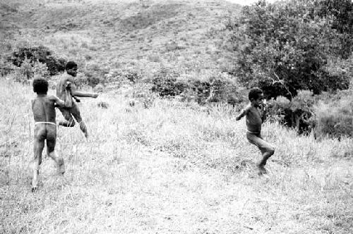 Children playing weem yelé