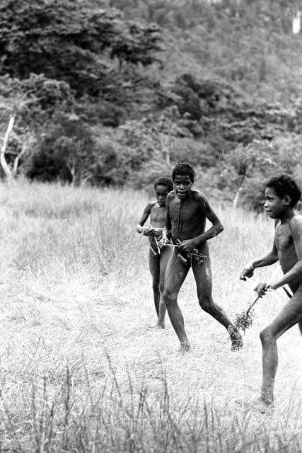 Boys playing weem yelé on the Anelerak