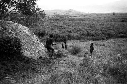 Boys playing over the edge of the Anelerak; view of the Warabara in the background