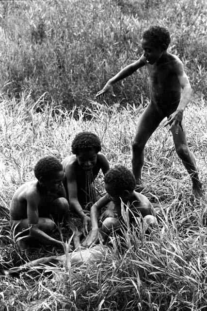 Children playing together:  Aplekma, Uwar and 2 others