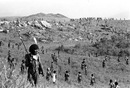 A large group of men moving towards the enemy on the Warabara