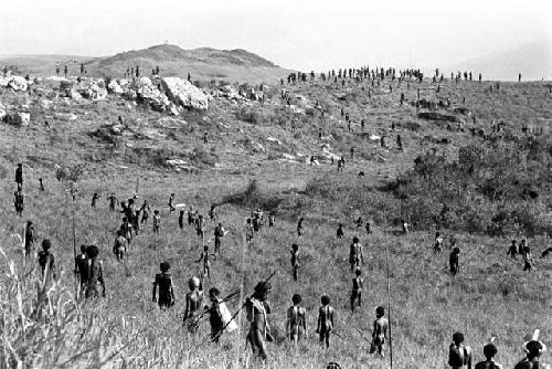 A large group of men moving towards the enemy on the Warabara