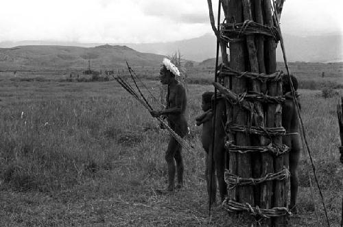 Men stand by the base of a kaio near the Tokolik