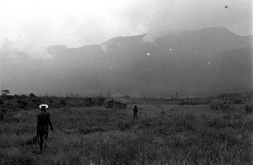 Asuk walking towards the Tokolik