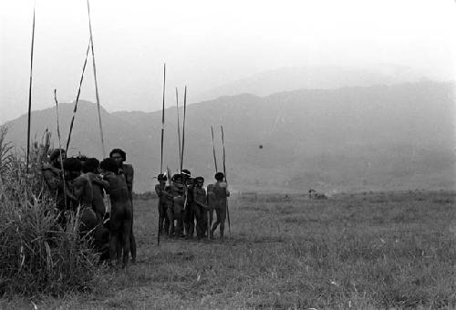 Men waiting by the Tokolik in the rain