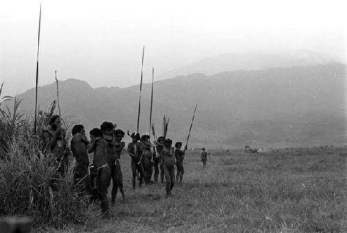 Men waiting by the Tokolik in the rain