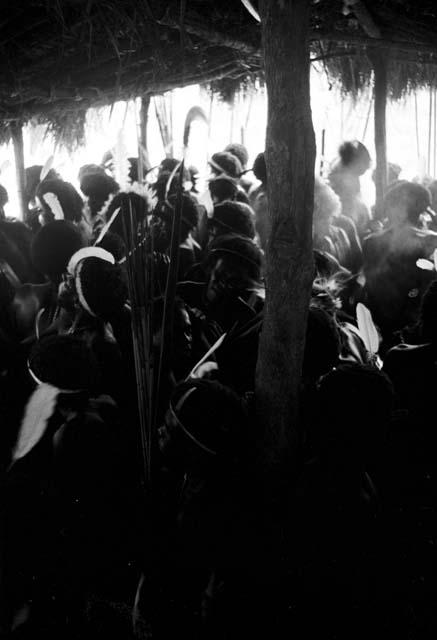 Men sitting crowded under an oléa