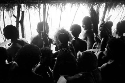 Men sitting crowded under an oléa