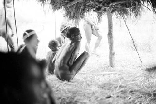 Men underneath an oléa watch an Etai