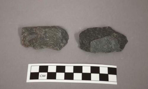 2 small quartzite flakes with prepared striking platform, showing signs of use