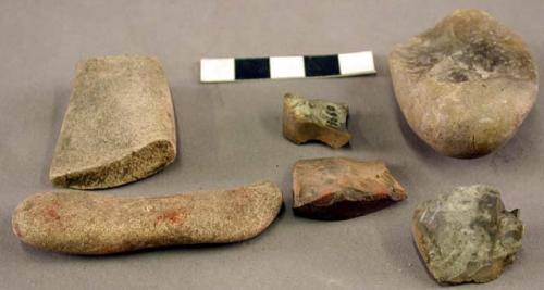 Rock (quartz?), 2 ground stones, 2 stone flakes