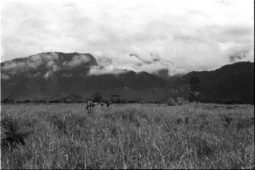 Women on their way to the salt wells