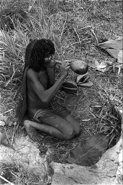 Lakoloklek drinks from gourd