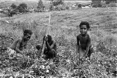 Lokopma, Nameleké and another small girl